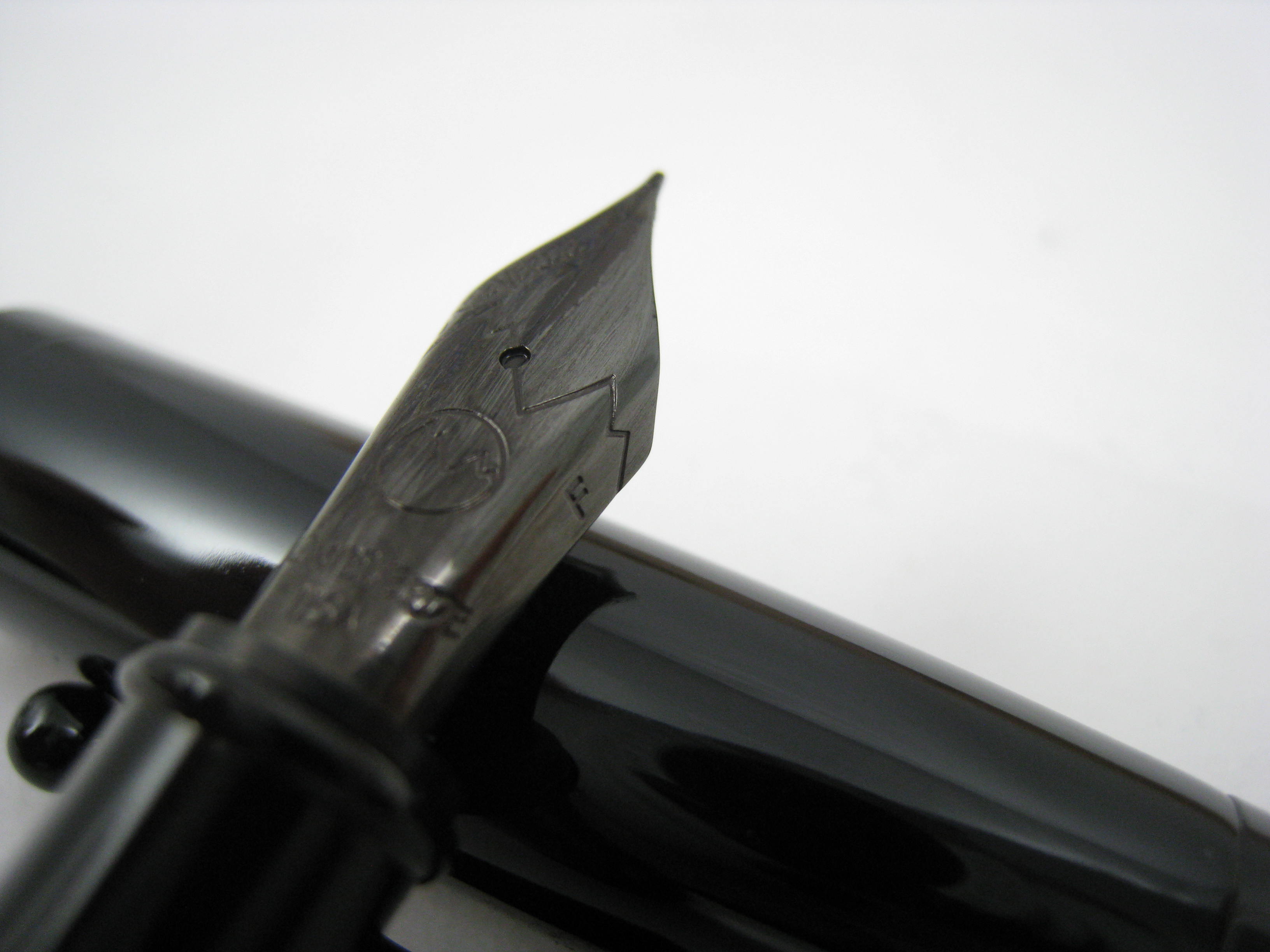 monteverde-invincia-stealth-all-black-fountain-pen-nib-close-up